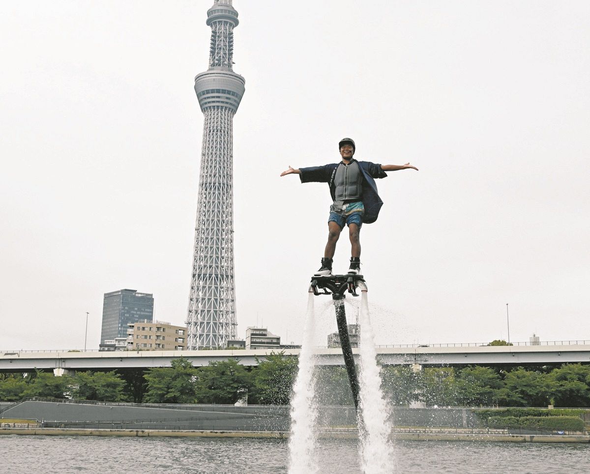 雨上がりのマジョール広場の片隅 世界で数人しかできない大技も出た！ 隅田川で「水面の祭典」 宙を舞う