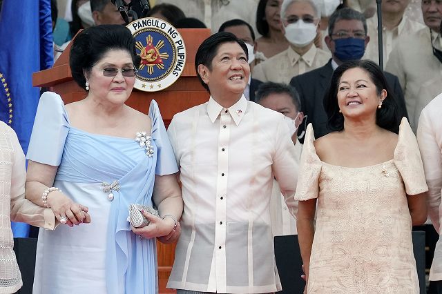フィリピンのマルコス新大統領（中央）。左は母イメルダさん、右は妻ルイーズさん＝AP