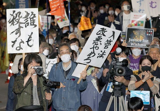 国会前で入管難民法改正案の廃案を訴え、声を上げる人たち＝東京・永田町で（佐藤哲紀撮影）