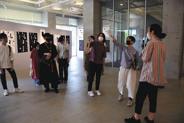 大野美代子研究展の会場予定場所で打ち合わせする環境デザイン学科の学生ら。右から２人目は湯澤幸子教授＝多摩美大八王子キャンパスで