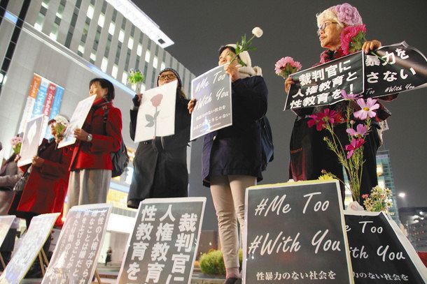 性暴力の被害者の告白に耳を傾け、根絶を訴える支援者たち＝ＪＲ浦和駅前で