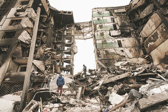 戦闘で損壊したウクライナ・ボロディアンカの建物＝５日（AP）