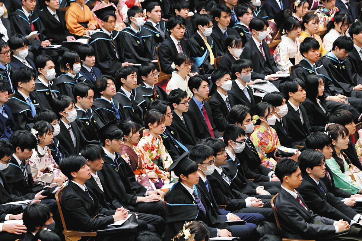卒業式に臨む学生たち＝東京都文京区の東京大で（代表撮影）