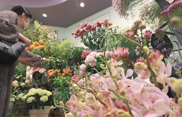 在宅勤務を背景に生花の販売が好調。定額制会員も増えているという＝東京都港区のHibiya-Kadan Style 新橋駅店で