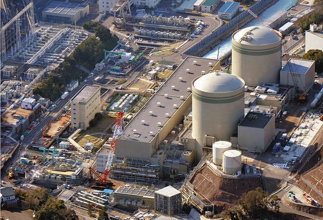 事故対策工事が進む関西電力高浜原発＝2021年2月、福井県高浜町で、本社ヘリ「まなづる」から