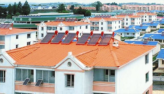 屋上に太陽光パネルを設置した北朝鮮の住宅＝北朝鮮の画報「朝鮮」２０２１年１２月号から
