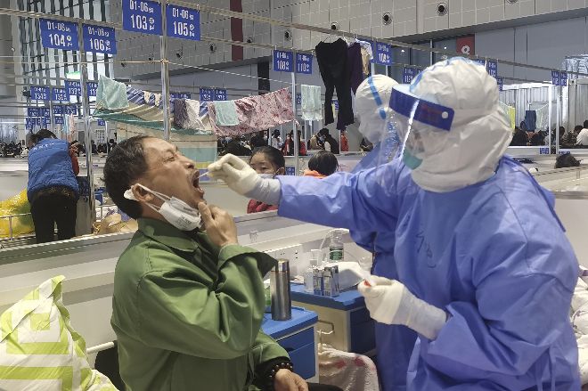 中国・上海市の仮設病院でのコロナウイルス検査＝ＡＰ