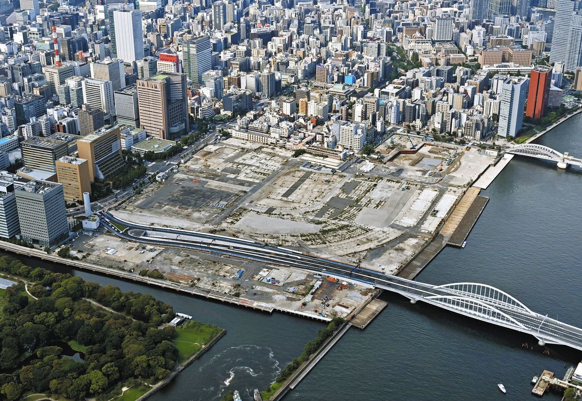 庭園「浴恩園」の遺構が見つかった築地市場跡地（中央）。左手前は浜離宮恩賜庭園＝東京都中央区で、本社ヘリ「あさづる」から