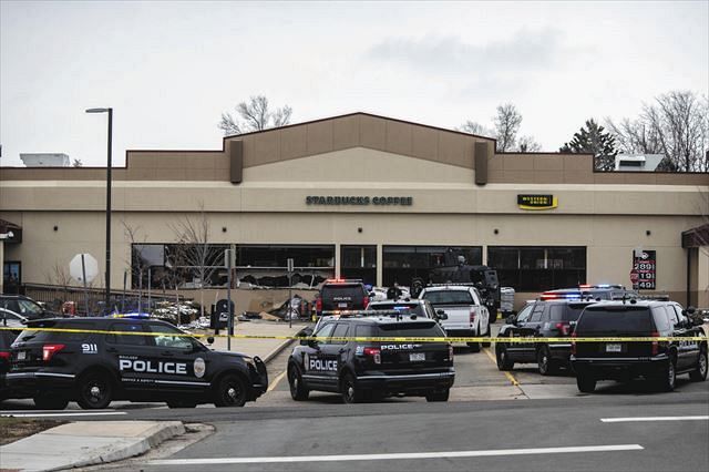 下着姿の男を拘束…アメリカ・コロラド州のスーパーで銃撃事件、警官