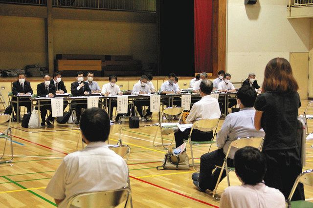 河港水門周辺の浸水被害を巡り、川崎市と味の素が開いた１日夜の住民説明会＝いずれも川崎区で 