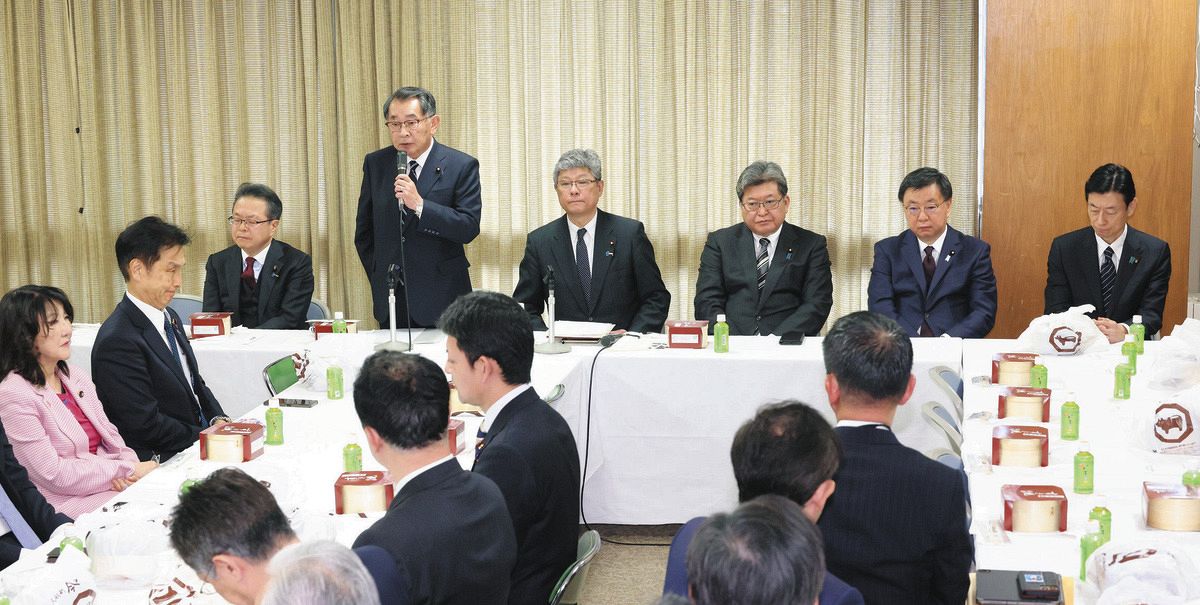 自民党安倍派の議員総会であいさつする塩谷立座長（奥左から2人目）。座長と並び着席しているのは左から世耕弘成前参院幹事長、高木毅前国対委員長、萩生田光一前政調会長、松野博一前官房長官、西村康稔前経産相＝自民党本部