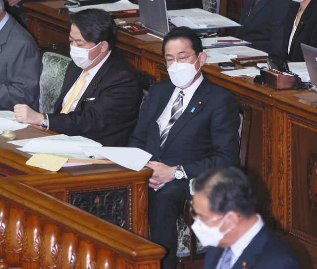 参院本会議で立憲民主党の水岡俊一氏（手前）の代表質問を聞く岸田首相（右）