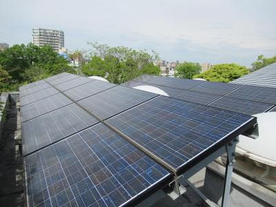 東京都は都有施設での太陽光発電設備の設置も進めている＝都内で