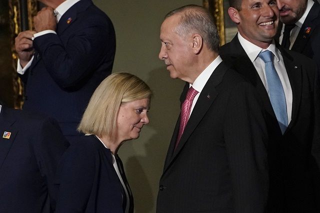 ﻿6月29日、NATO首脳会議が開かれたスペインのマドリードで、スウェーデンのアンデション首相（左）とすれ違うトルコのエルドアン大統領＝AP
