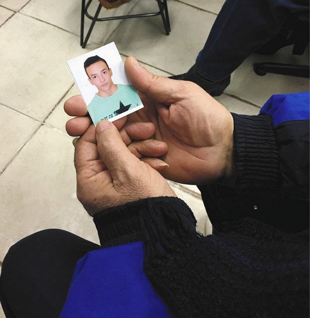 カイロ市内で４日、約２年前に消息を絶った息子フサインさんの写真を持つアブドゥさん