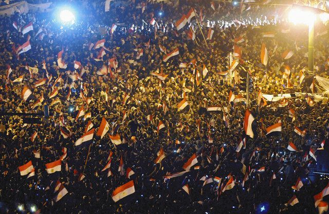 ２０１１年２月、エジプト・カイロのタハリール広場で、ムバラク大統領辞任を喜ぶ人たち＝共同
