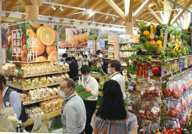 地元の食材などが並ぶ「道の駅足柄・金太郎のふるさと」＝いずれも南足柄市で 