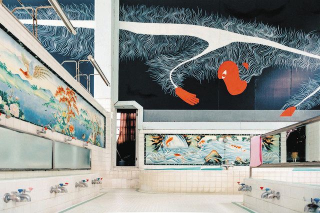 巨大な猿の壁画と珍しいタイル絵が特徴的な有馬湯の浴場＝台東区提供