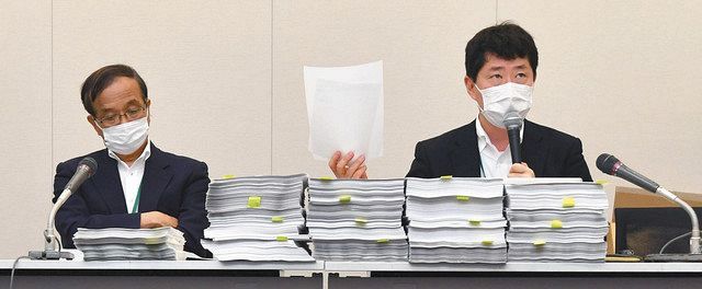 森友問題の再調査を求める約３５万筆の署名を前に記者会見する生越照幸弁護士（右）と松丸正弁護士＝１５日、東京・永田町の衆院第１議員会館で 