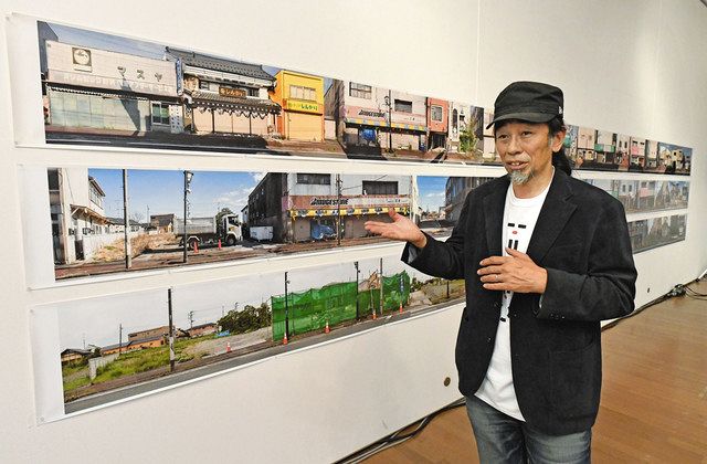 浪江町を定点撮影したパノラマ写真の前で、作品展に込めた思いを語る中筋純さん＝いずれも江戸川区のタワーホール船堀で
