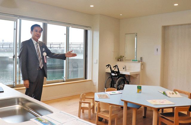 家族や地域住民らと過ごせるスペースを紹介する田川さん＝横浜市金沢区で 