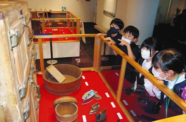 かつて使われた家具や生活用品が並ぶ会場＝いずれも昭島市で 