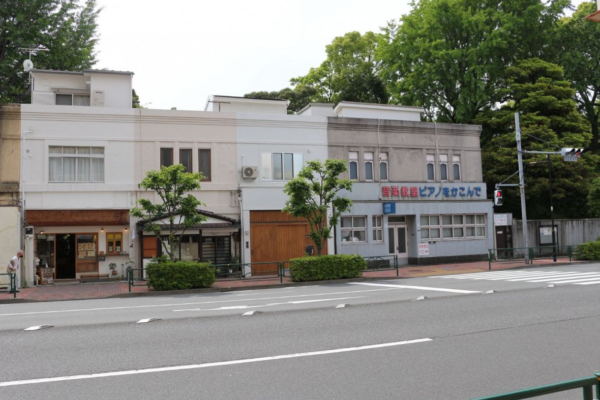 清澄通り沿いにある「旧東京市営店舗向住宅」