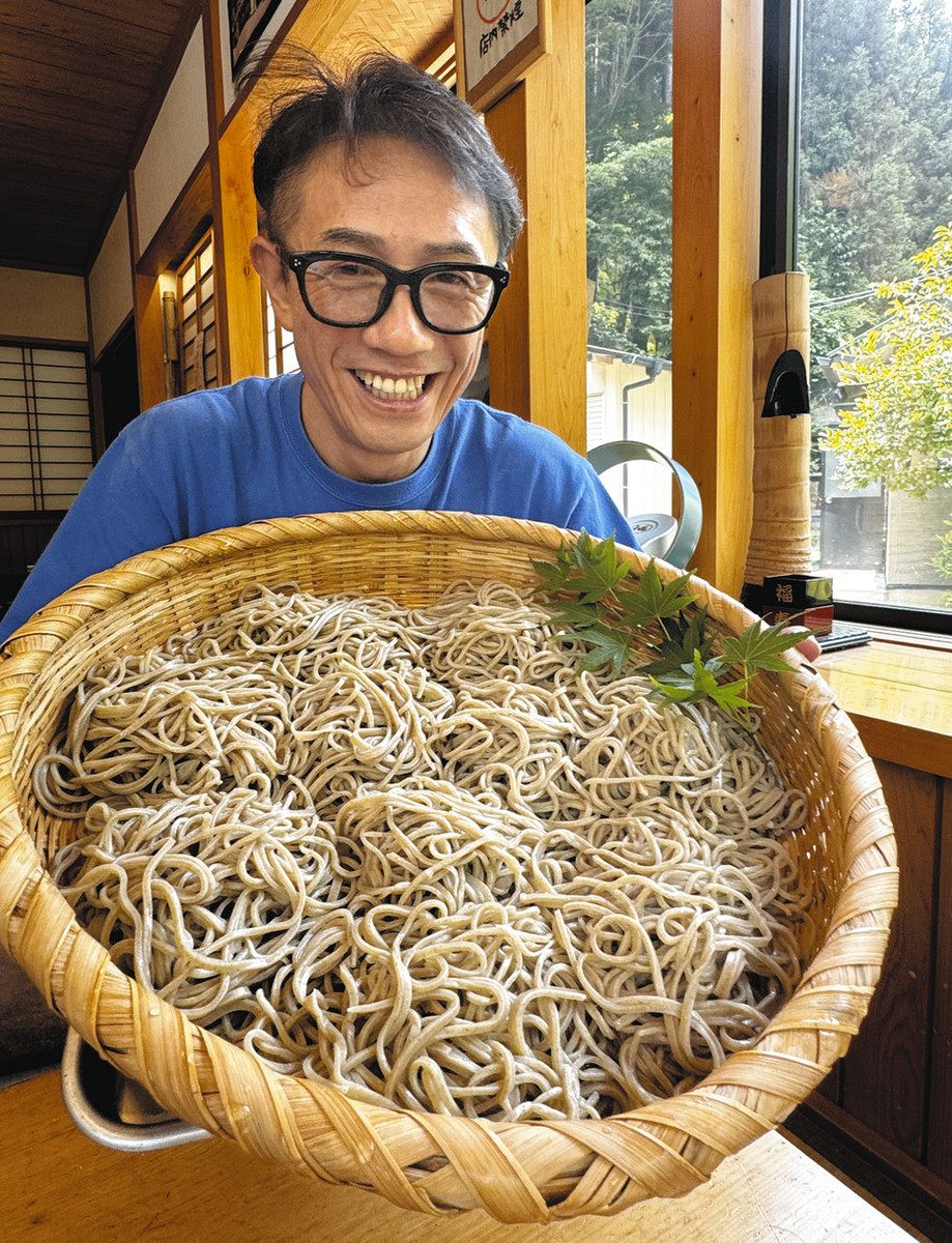 出流そばの代名詞、一升そばを手にする福寿屋店主の石川さん＝いずれも栃木市で 