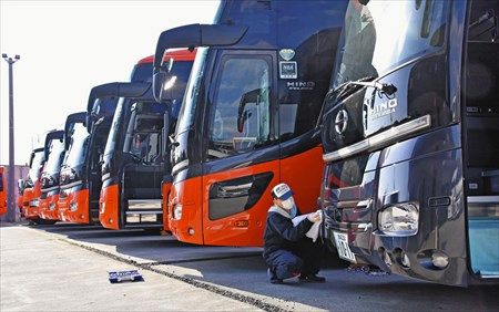 観光ツアーが相次ぎ中止され、バスを清掃する従業員＝宮城県で
