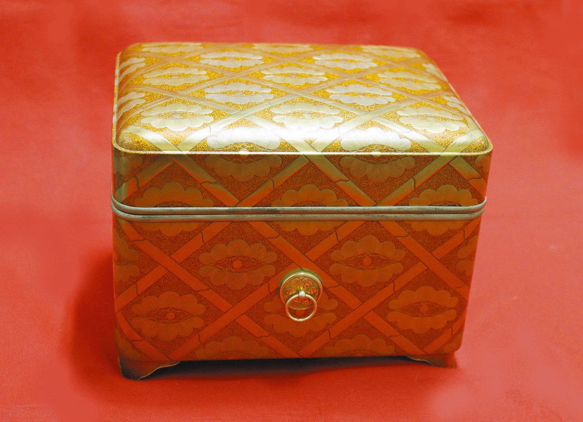 能面　翁面　/　中古品　紙箱　お面　翁　在銘　飾り　能楽　工芸品　美術品　アンティーク　ビンテージ　神楽　骨董品　伝統芸能　彫刻 trok1347 お面 能面 翁面 白式尉 在銘 前田鹿山 飾り 彫刻 オブジェ