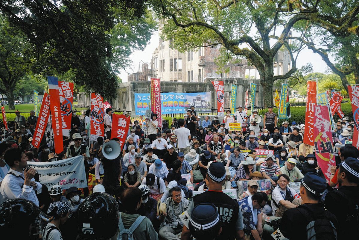 8月6日朝、広島市の平和記念公園への入場規制に抗議して座り込む市民団体＝広島市で（8.6ヒロシマ大行動実行委員会提供）