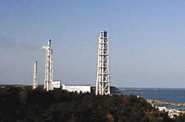 1、2号機排気筒(左から2本目)から、ベントで排出されたとみられる汚染蒸気=2011年3月12日午後3時すぎのライブカメラ画像、東京電力提供