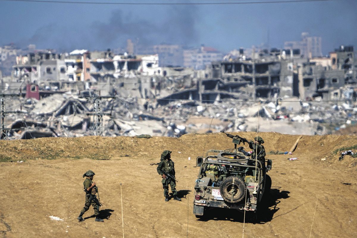 12月24日、ガザ地区との境界付近でのイスラエル部隊＝AP