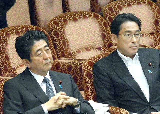 安倍晋三元首相（左）と外相時代の岸田文雄首相＝2014年