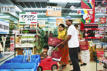 スーパーで買い物をするバングラデシュ人の家族