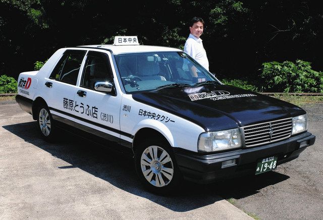 主人公藤原拓海が乗るツートンカラーの「ハチロク」を模したタクシー＝渋川市で
