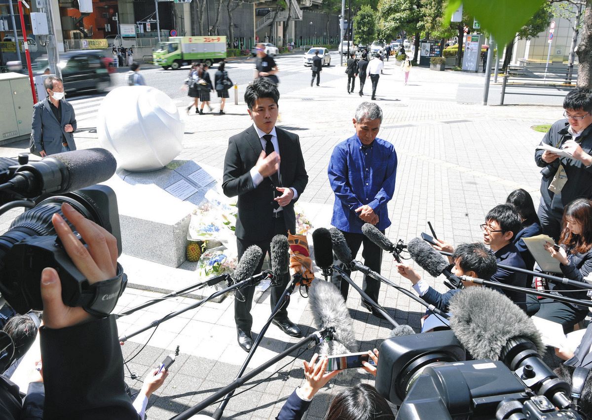 Takuya Matsunaga (left) and Yoshinori Uehara are surrounded by reporters during an interview in Toshima Ward, Tokyo on the 19th.