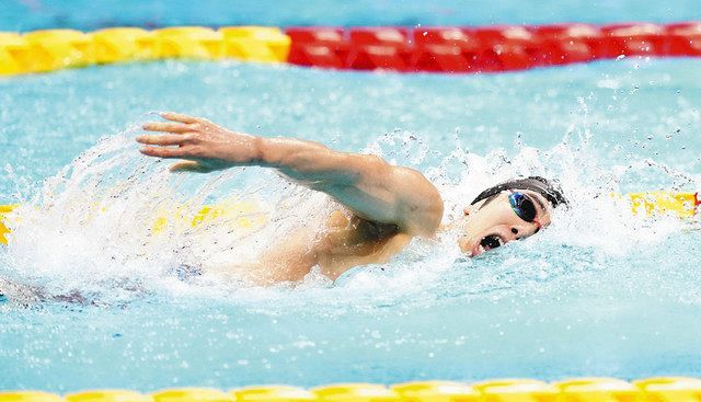 男子４００メートル自由形決勝で力泳する富田宇宙