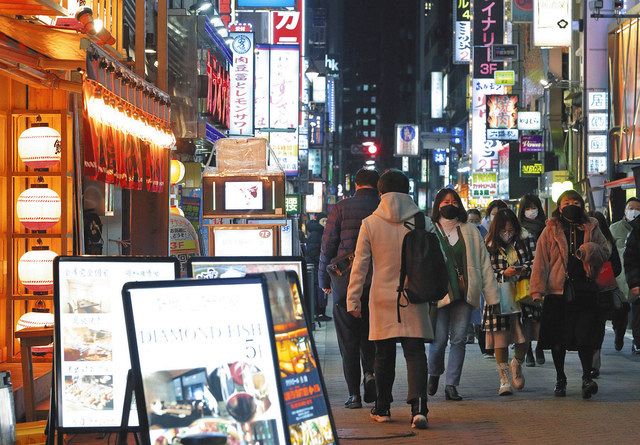 東京都へのまん延防止等重点措置の適用が決まった１９日、飲食店が軒を連ねる新橋地区を行き交う人たち＝港区で