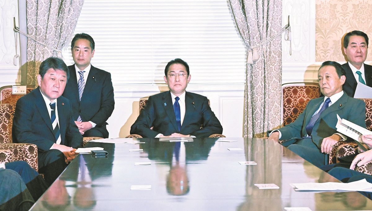 自民党役員会に臨む（左から）茂木敏充幹事長、岸田文雄首相、麻生太郎副総裁ら＝1日
