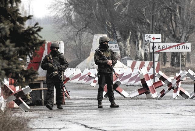 親ロシア派勢力の支配地域近くで警備するウクライナ軍兵士＝２１日、ウクライナ東部ドネツク州（ＡＰ）