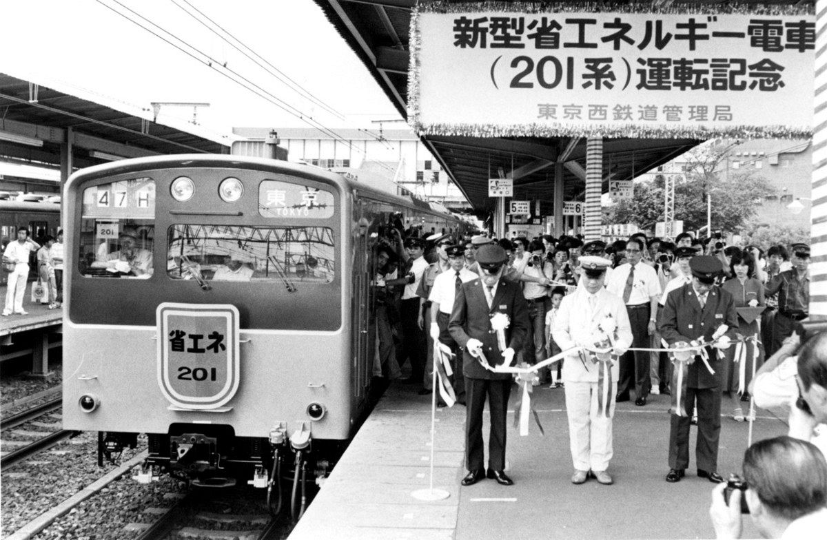 「異邦人」がヒットした1979年の国鉄中央線三鷹駅。この年、「省エネ電車」の営業運転が始まった
