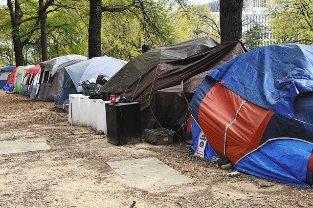 ８日、米ワシントンで、道路脇に並ぶホームレスたちのテント