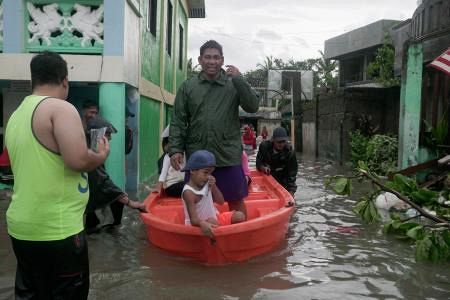 　台風１号が通過したフィリピン・ソルソゴン州でボートに乗る住民＝１５日（ＡＰ＝共同）