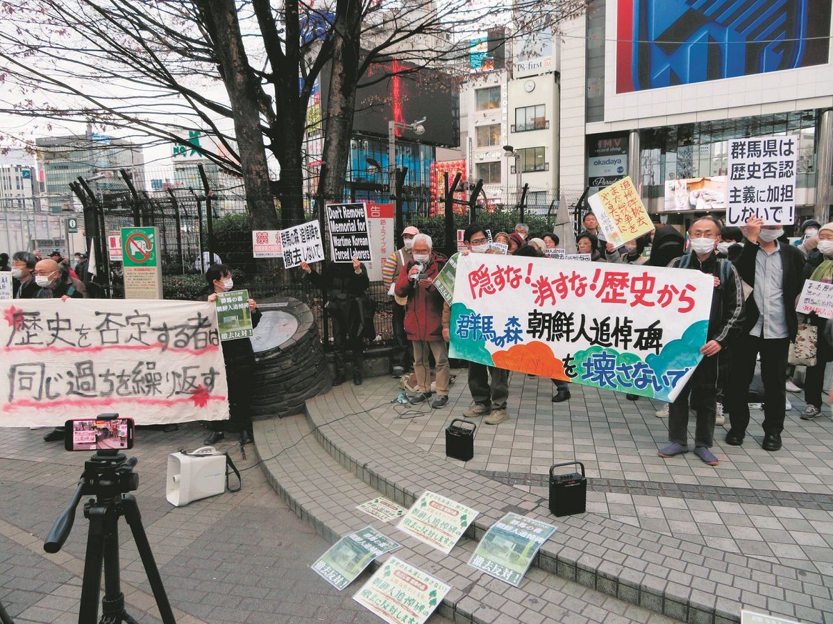 「朝鮮人追悼碑を壊さないで」と通行人に呼びかけた街頭集会＝1月7日、ＪＲ新宿駅東口で