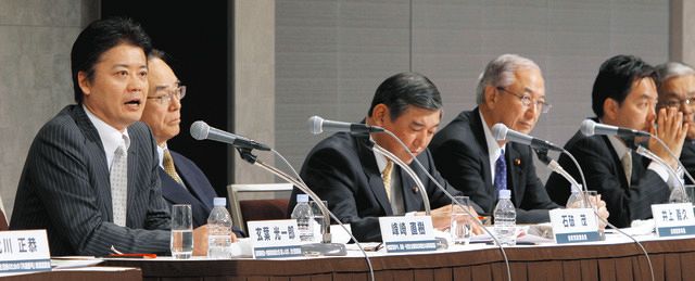 マイナンバー（共通番号）制度を推進する会議で発言する民主党の玄葉政調会長（左端、当時）。自民、公明の幹部も出席していた＝2010年12月5日、東京都港区で