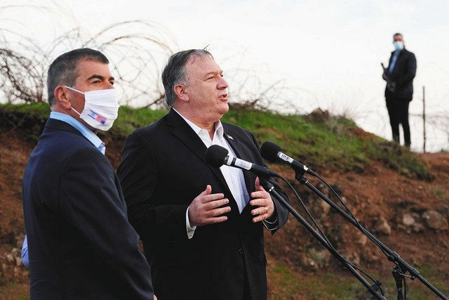 １９日、ゴラン高原で発言するポンペオ米国務長官（右）とイスラエルのアシュケナジ外相＝ロイター・共同