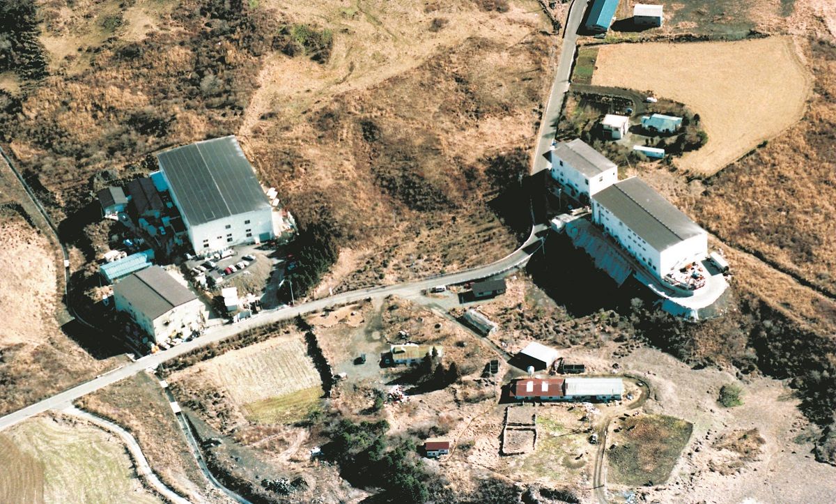 山梨県上九一色村（当時）に建設され、オウム真理教が「サティアン」と呼んだ教団施設（1995年1月撮影）