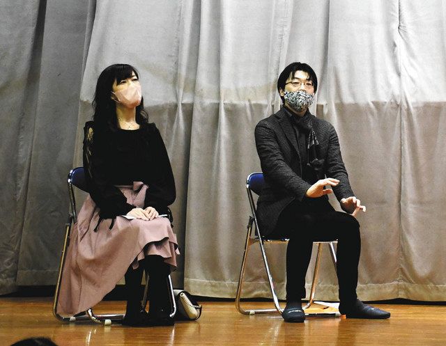 作詞者の小林恭子さん（左）と作曲者の五十嵐一歩さん