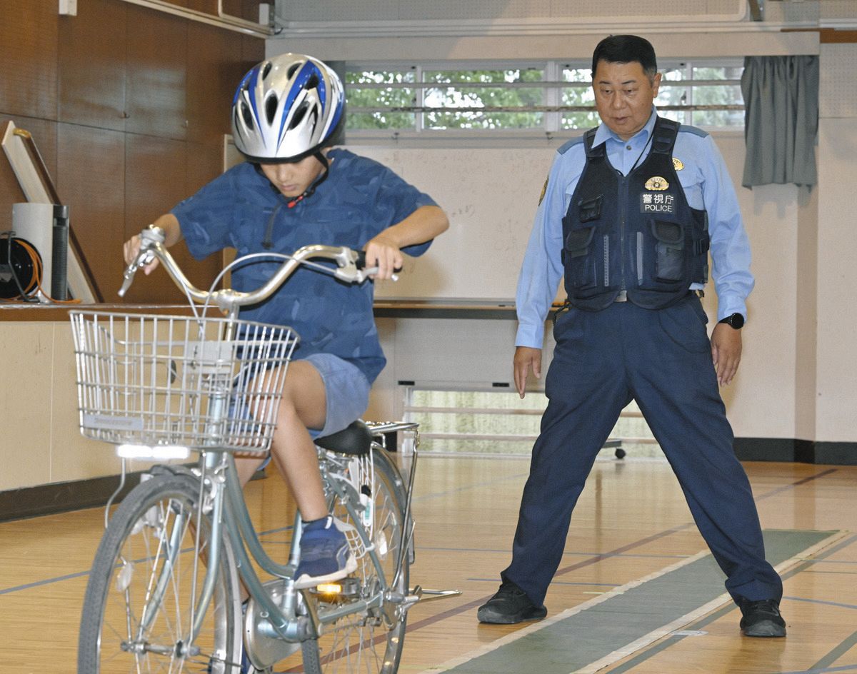 昭和の熱血指導だけど優しい」と人気、元白バイ隊員の駐在さん